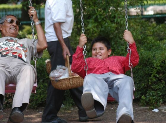 Un abuelo juega con su nieto en los columpios, esto durante el día del padre.