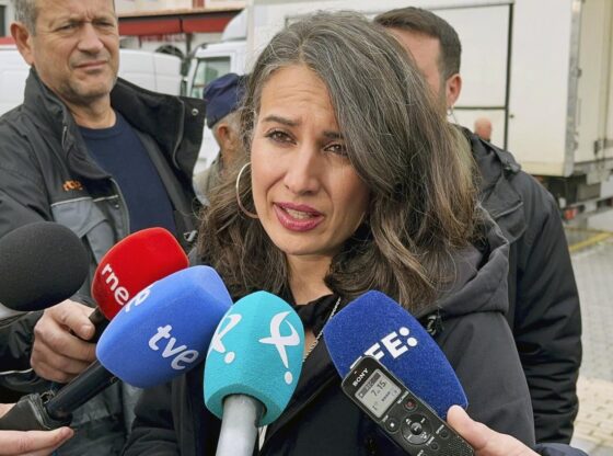 The Unidas por Extremadura candidate attends to the media in Almendralejo.