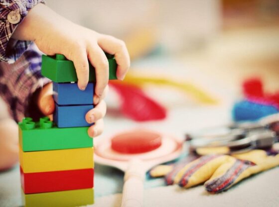 The eggs of the worms are spread over surfaces where they are able to survive for 2 or 3 weeks.