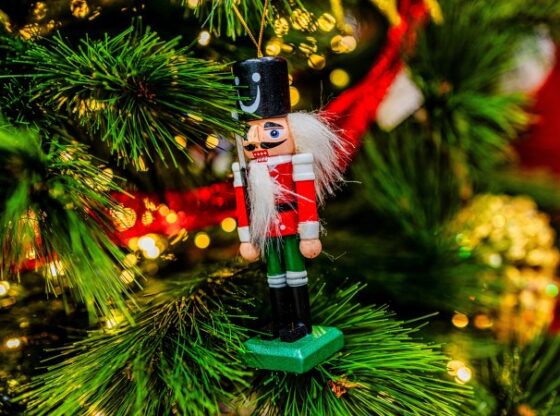 Currently, the nutcracker is a traditional ornament on any Christmas tree, being one of the favorites.
