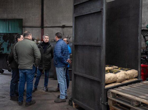 Feijóo during his visit to the Zahínos company.