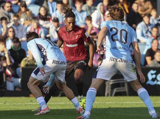VIGO (PONTEVEDRA), 12/14/2025.- Athletic Club forward Nico Williams (c) with the ball against two Celta players during the LaLiga match played this Sunday at the Balaídos stadium. EFE/Salvador Sas. celta vigo. athletic bilbao. spanish league 2025/2026 celta vigo. athletic bilbao. 16. action. bleats